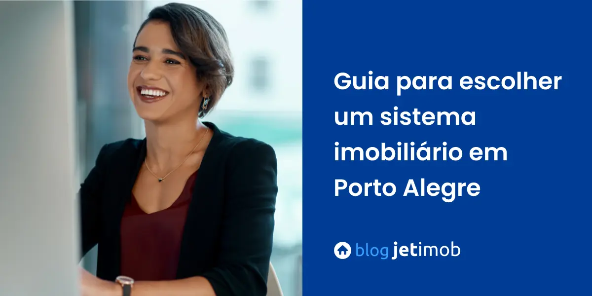 Corretora de imóveis usando seu computador para pesquisar sistema imobiliário em Porto Alegre.
