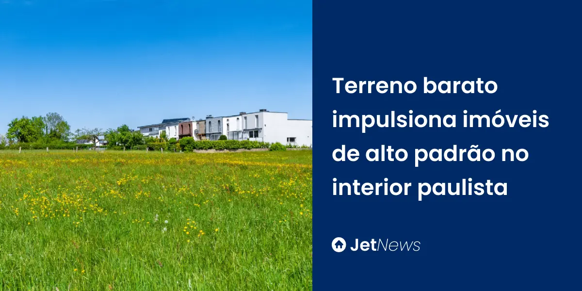 Imagem de um terreno à venda no interior de São Paulo, com outras casas ao redor.