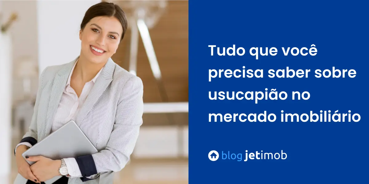 Corretora imobiliária conversando com cliente sobre o processo de usucapião.
