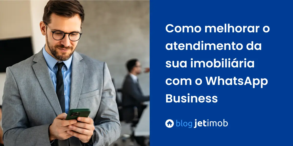 Corretor imobiliário fechando venda com cliente através do WhatsApp Business.