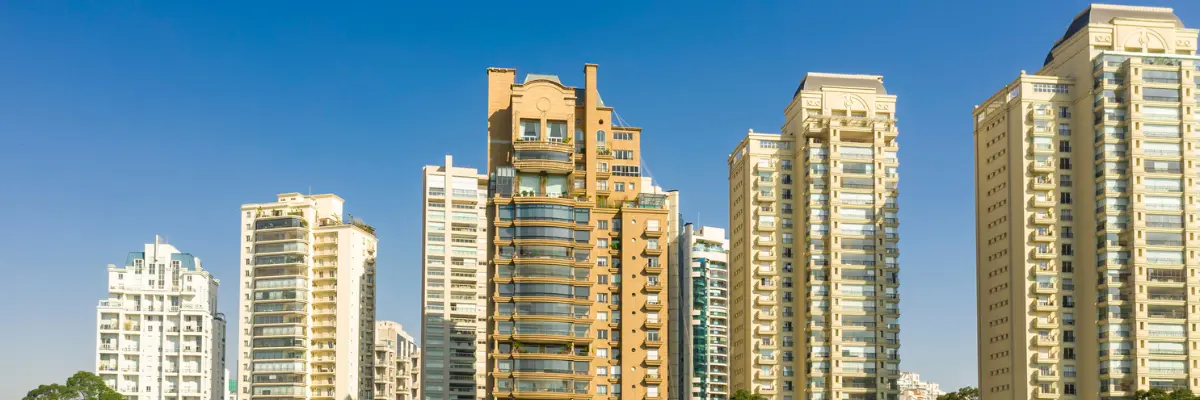 Imagem de imóveis residenciais na cidade de São Paulo.