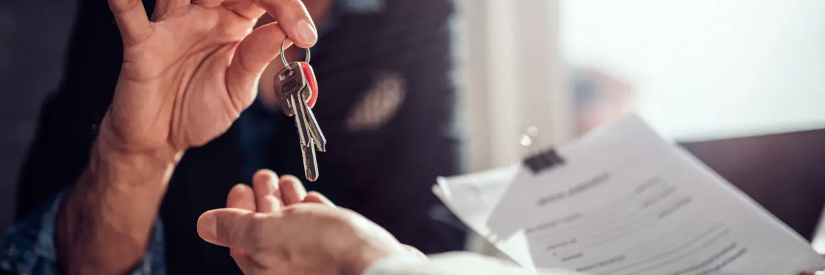 Homem perguntado ao seu corretor de imóveis como funciona o Minha Casa, Minha Vida.