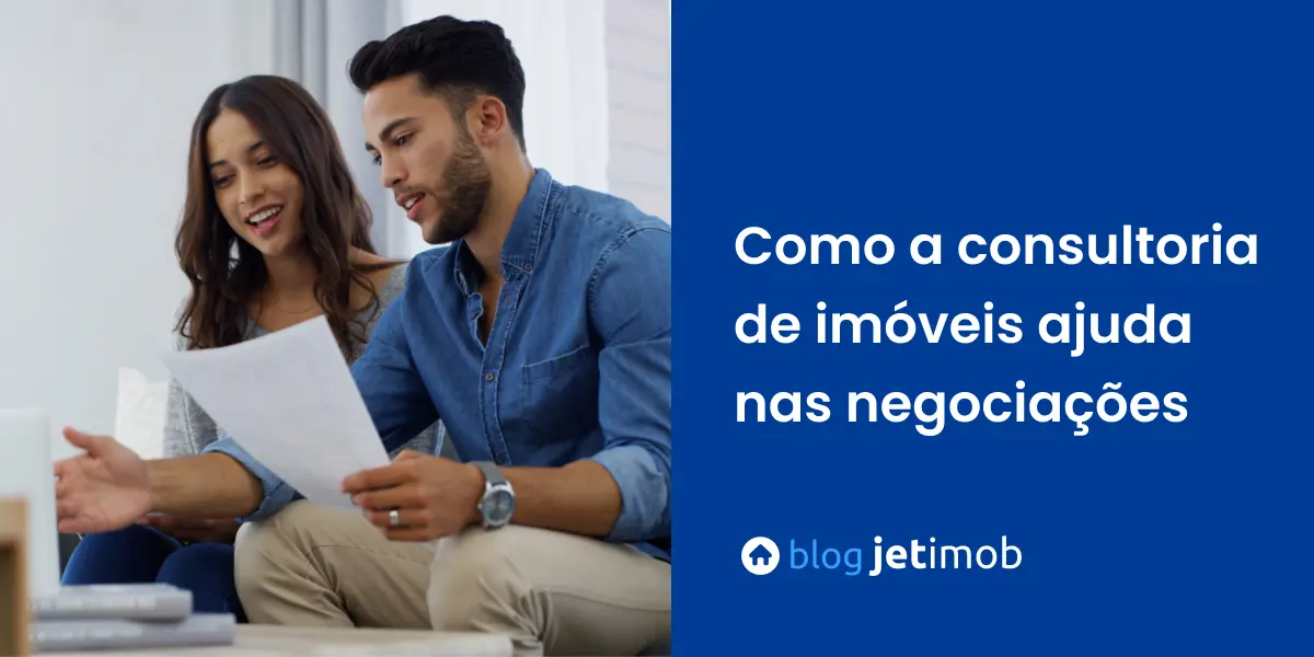 Casal tirando dúvidas sobre compra da sua primeira casa através de uma consultoria de imóveis.