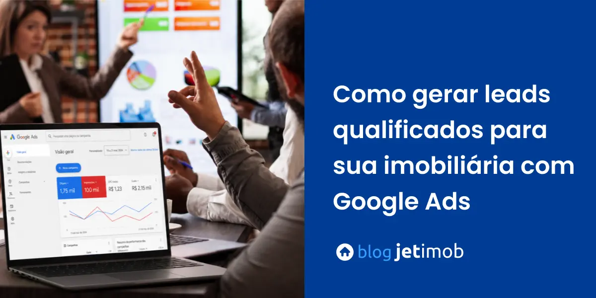 Corretor de imóveis otimizando campanhas de alcance no Google Ads para imobiliária.