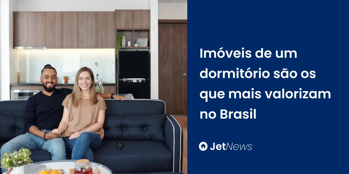 Jovem casal na sala de estar da sua casa de um dormitório.