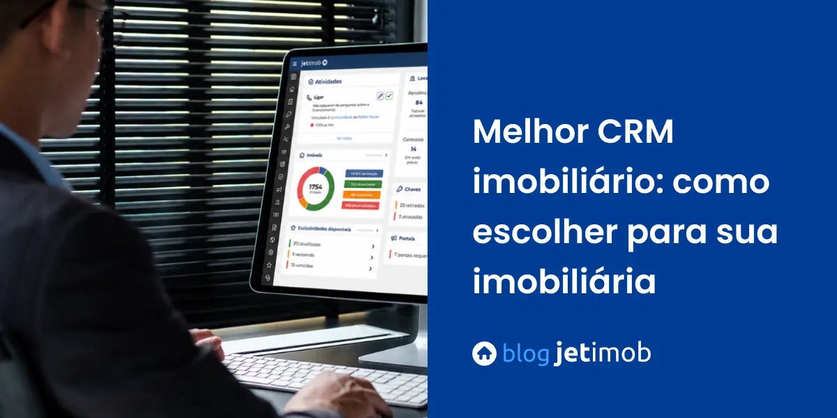 Corretor de imóveis pesquisando sobre como escolher o melhor CRM imobiliário para o seu negócio.