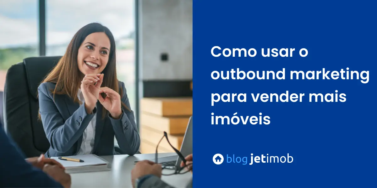 Corretora imobiliária fazendo reunião com clientes captados através de estratégias de outbound marketing.