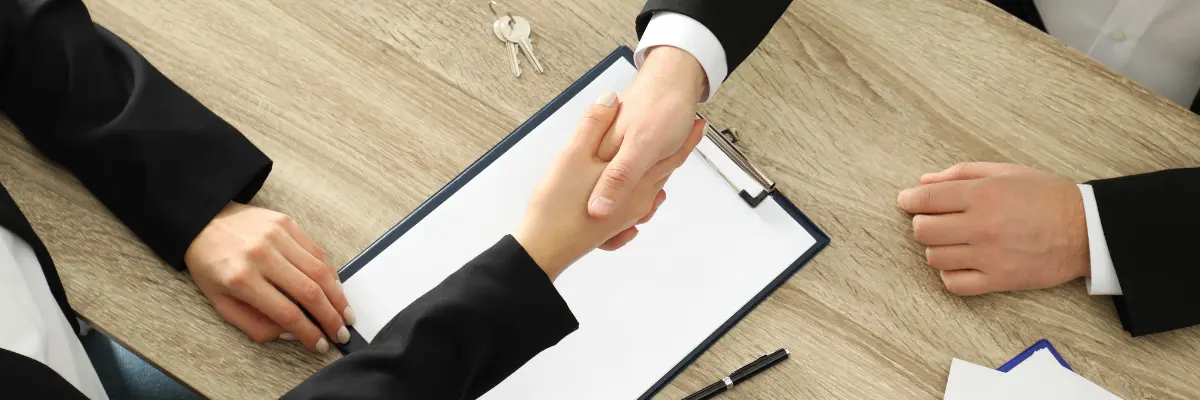 Cliente imobiliário fechando contrato de distrato imobiliário com corretor.