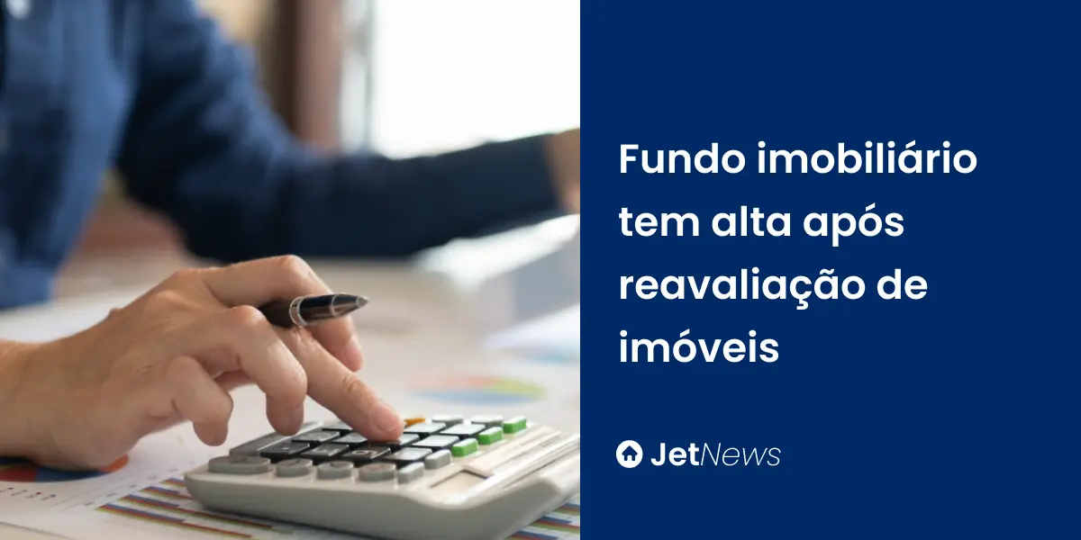 Corretor imobiliário calculando valor de FII após reavaliação de imóveis.