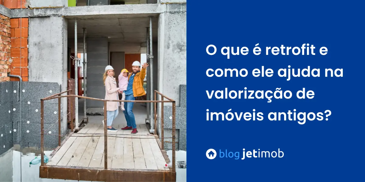 Família visitando construção que está passando pelo processo de revitalização através do processo de retrofit.