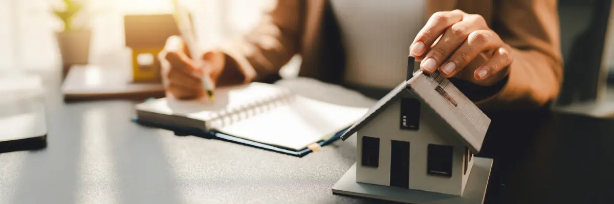 Corretora de imóveis analisando as vantagens de oferecer consultoria de imóveis na sua empresa.