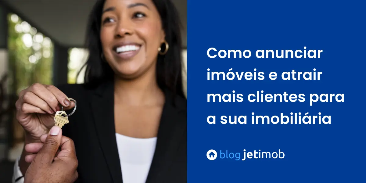 Corretora imobiliária entregando chave para cliente captado através de um anúncio de imóvel.