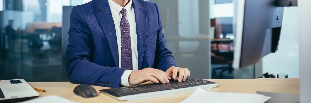 Corretor de imóveis escolhendo o melhor portal imobiliário para anunciar seus imóveis.