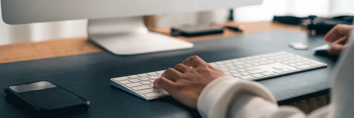 Corretor de imóveis fazendo anúncio de imóvel da sua imobiliária.