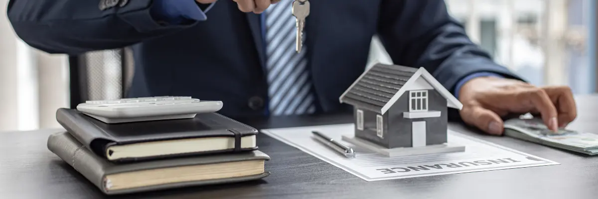 Corretor de imóveis estudando sobre as etapas do ciclo de vendas imobiliário.