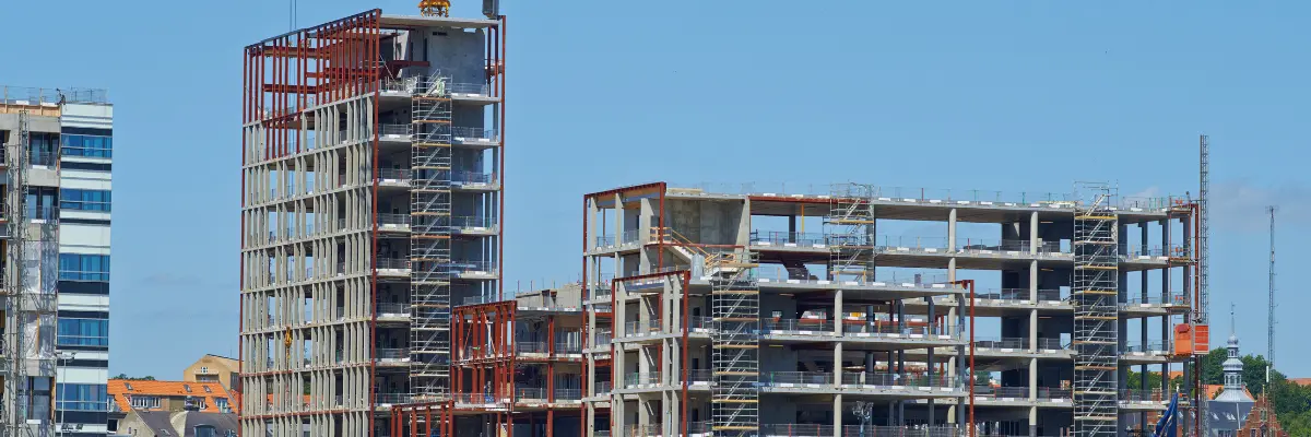 Foto de prédio de lançamento em construção.