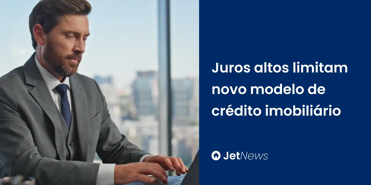 Corretor de imóveis lendo em seu computador sobre o novo modelo de crédito imobiliário.