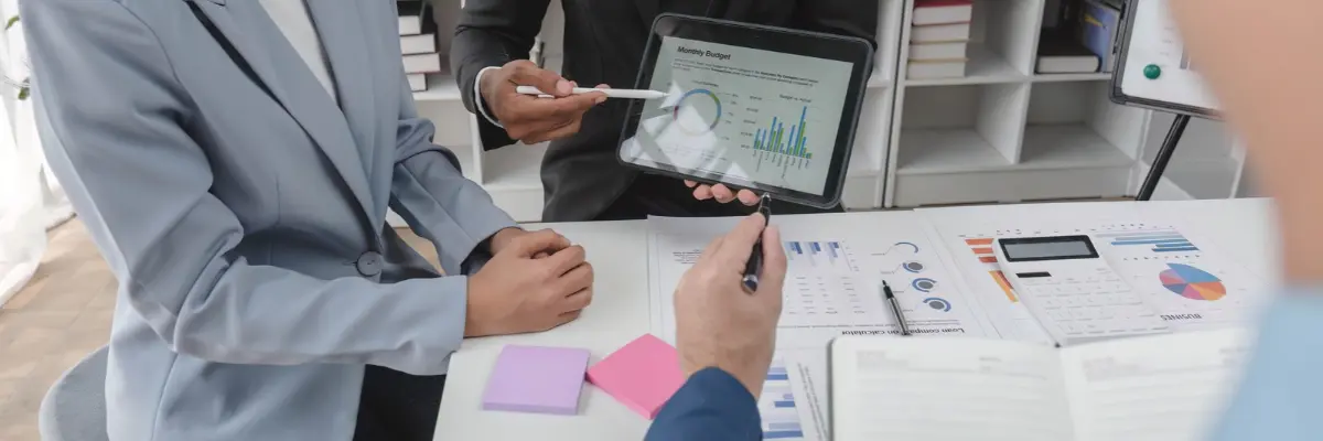 Reunião de uma equipe imobiliária montando seu processo comercial.
