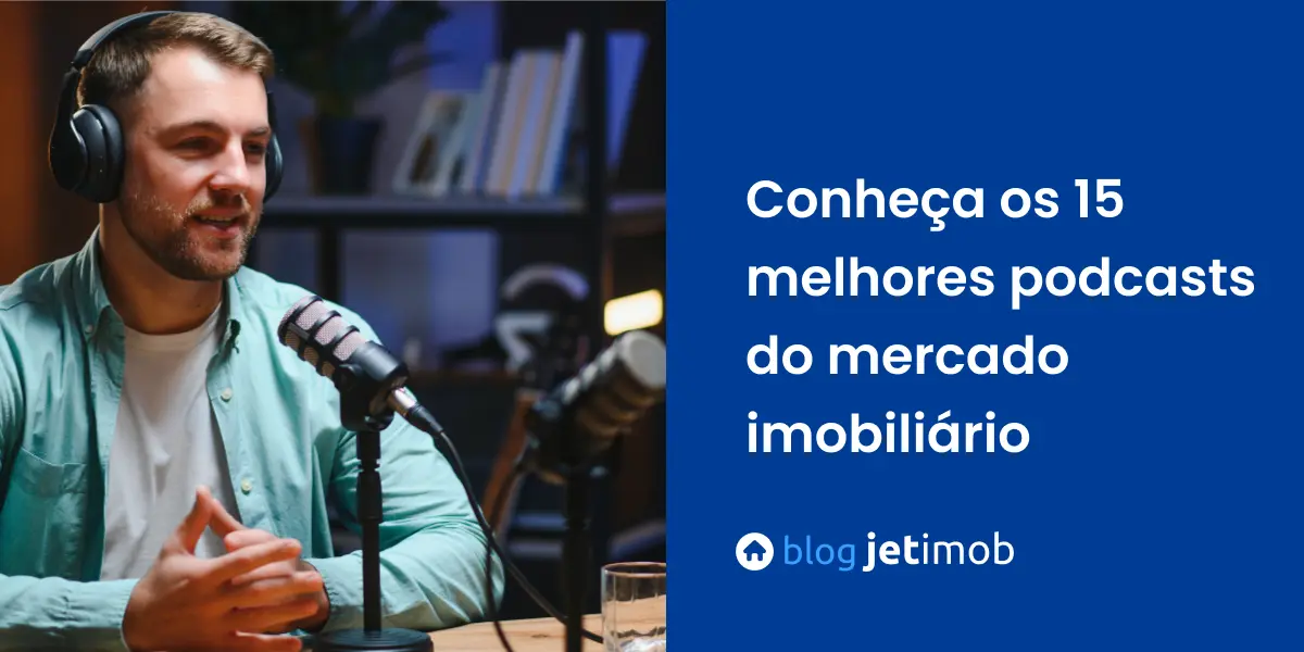 Corretor de imóveis participando de entrevista em um podcast do mercado imobiliário.