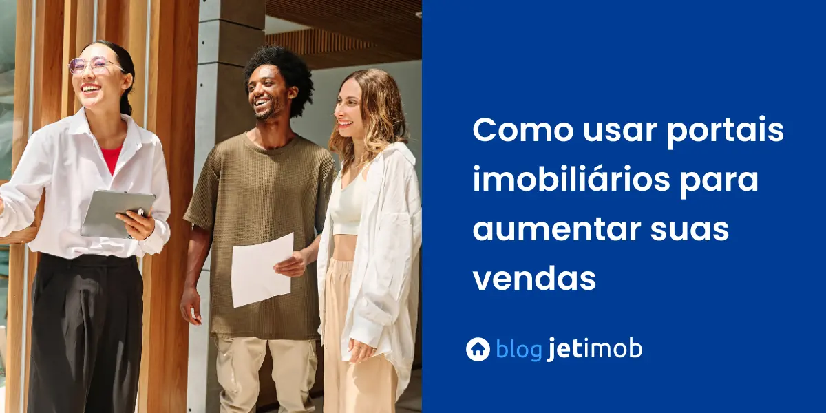 Corretora de imóveis mostrando casa para clientes captados através de portais imobiliários.