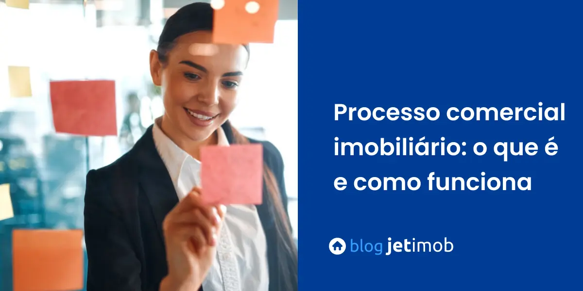 Corretora de imóveis organizando processo comercial imobiliário em reunião de alinhamento.