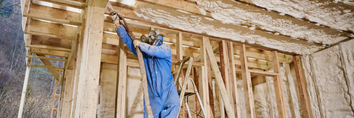 Homem fazendo reforma em prédio que está passando pelo processo de retrofit.