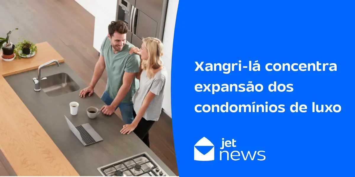Casal na cozinha do seu condomínio de luxo, na cidade de Xangri-lá.