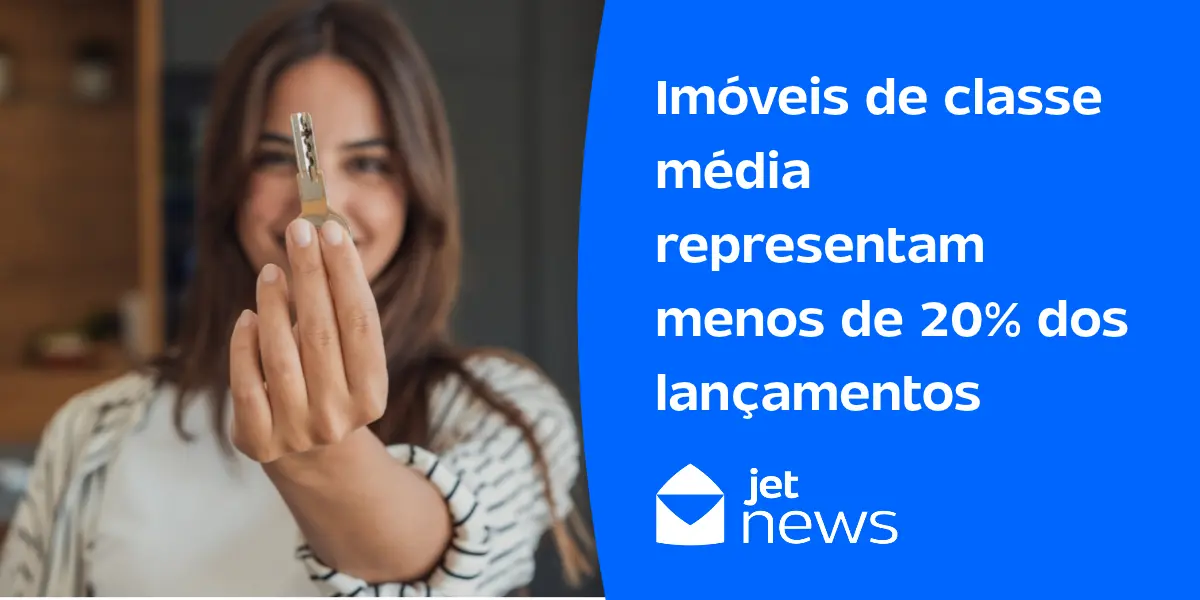 Jovem mulher segurando chave de seu novo imóvel.