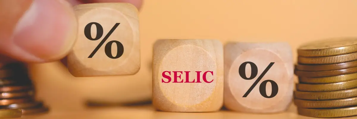 Imagem de dados e moedas representando a taxa Selic.
