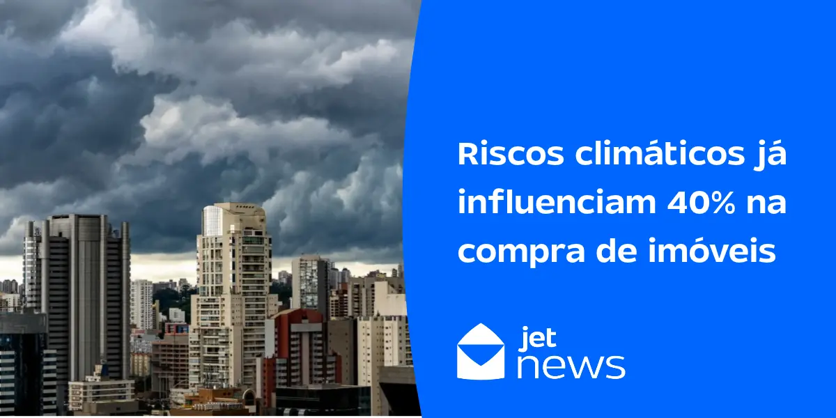 Tempestade em meio a prédios à venda no centro de uma cidade.