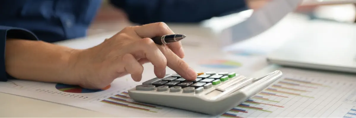 Corretor de imóveis calculando a taxa de inadimplência no aluguel.