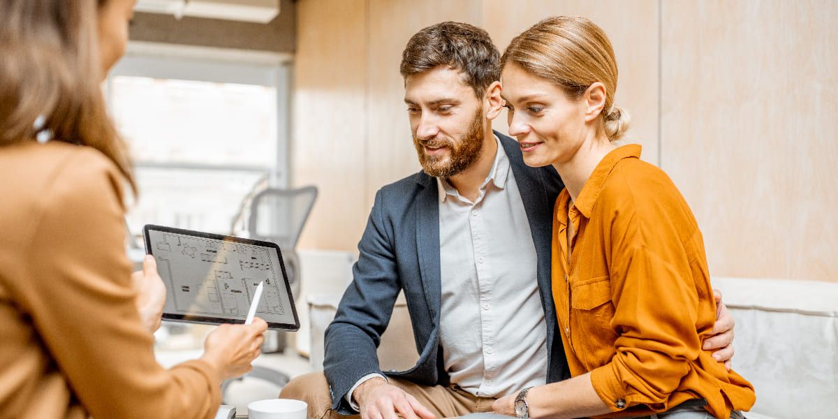 casal vendo planta do apartamento