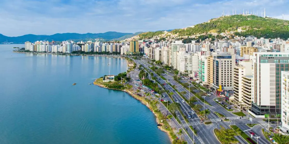 Foto aérea da cidade de Florianópolis, capital de Santa Catarina.