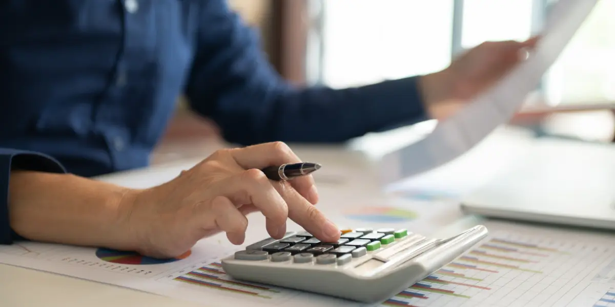 Corretor de imóveis calculando FII após reavaliação de imóveis.