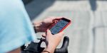 ciclista conferindo rota pelo mapa no celular