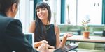 homem e mulher conversando dentro da empresa