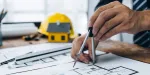 Profissional da construção civil avaliando um projeto 