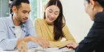 Corretores imobiliários falando sobre as vantagens do fluxo de caixa para imobiliárias. 
