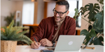 Corretor de imóveis usando o Google Analytics para analisar métricas do seu site imobiliário.