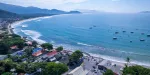Imagem aérea do litoral de Santa Catarina.