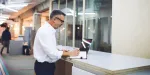 Imagem de um corretor pesquisando e anotando formas de como vender imóveis.