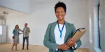 Corretora de imóveis mostrando imóveis do Minha Casa, Minha Vida para os seus clientes.