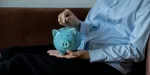 Corretor de imóveis calculando valor de crédito imobiliário com o fim da poupança compulsória.