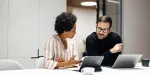 Imagem de dois corretores analisando como fazer um boletim de ocorrência contra inquilino.