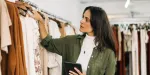 Imagem de uma corretora escolhendo uma roupa para trabalhar.