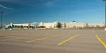 Imagem de estacionamento vazio em shopping.