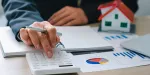 Imagem de corretor de imóveis calculando o ITCMD para um cliente.