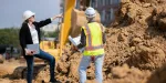 Engenheira da construção civil avaliando obra.