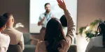 Imagem de uma corretora tirando dúvidas em um treinamento para corretores.
