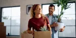 Casal chegando em seu novo apartamento locado.